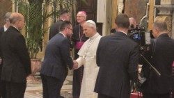 Ks. Maciej Będziński podczas spotkania z Leonem XIV w czasie audiencji
