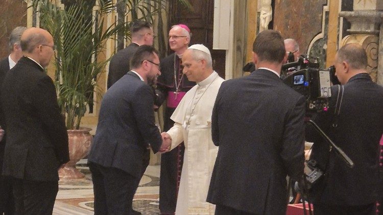Ks. Maciej Będziński podczas spotkania z Leonem XIV w czasie audiencji