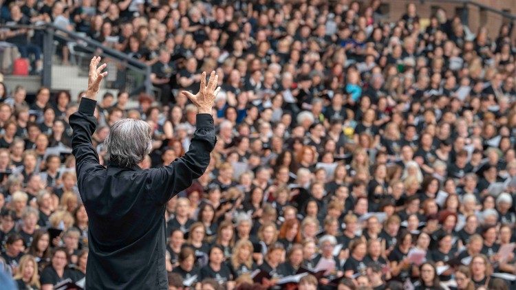 2026.06.01 Il Maestro Riccardo Muti dirige migliaia di coristi al Pala De André