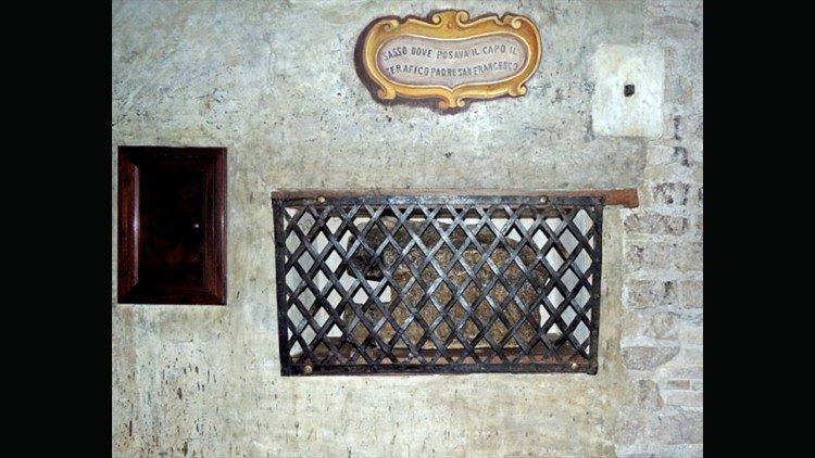 A San Francesco a Ripa, la pietra che la tradizione francescana indica come giaciglio del santo durante le sue permanenze a Roma.