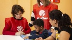 Accueil d'un enfant immigré par le personnel de Caritas Espagne