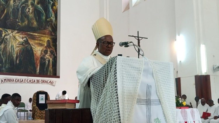 Dom In&aacute;cio Sa&uacute;re, durante as ordena&ccedil;&otilde;es diaconais na S&eacute; Catedral da Arquidiocese de Nampula