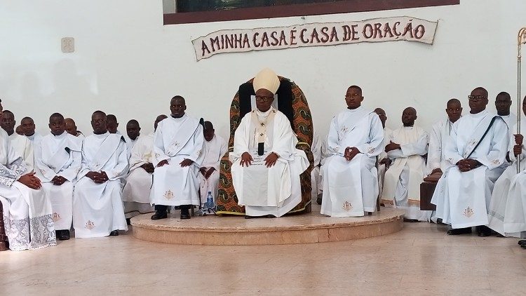 Arquidiocese de Nampula (Moçambique) ordena seis Diáconos com apelos a serem testemunhas da verdade e promotores de um uso ético da IA