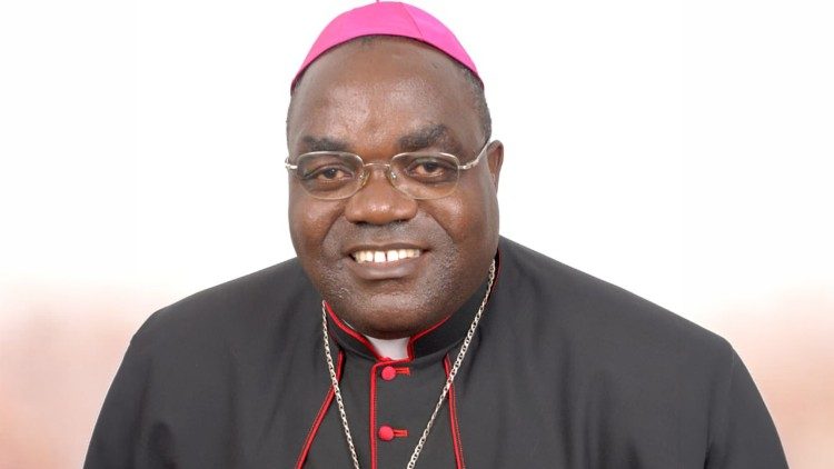 Askofu Mwagala wa Jimbo la Mafinga Tanzania akidadavua Waraka wa Kitume wa Papa Leo XIV