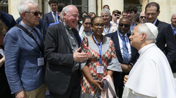 Papa Leo XIV, në fund të audiencës së përgjithshme të sotme, më 3 qershor, përshëndet Imzot Renzo Pegoraro (në qendër), president i PAV, dhe Jacqueline Kitulu, presidente e WMA (djathtas), si dhe pjesëmarrësit në Takimin mbi Deklaratën e Taipeit.