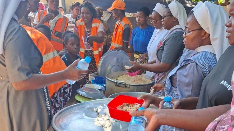 Les sœurs distribuent de l'aide alimentaire à des milliers de personnes, à Xia-Xai au Moxambique.