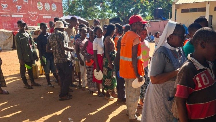Les personnes touch&eacute;es par les inondations font la queue.