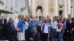 Miembros de "DisCamino" en la Plaza de San Pedro