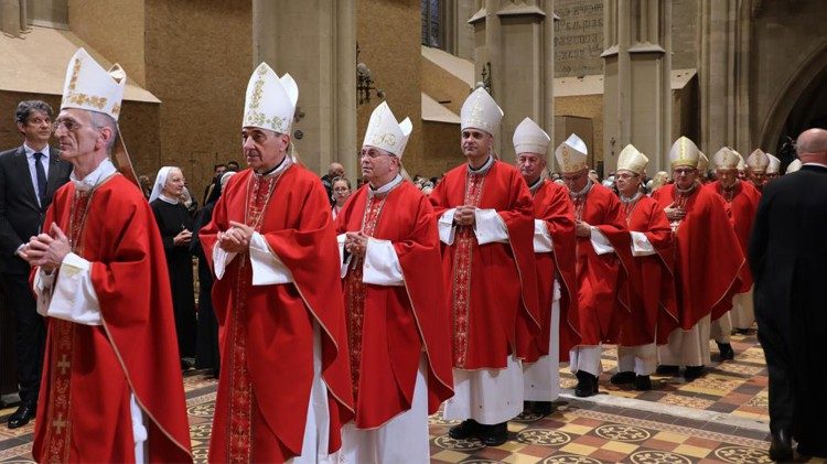 Hrvatski biskupi na misnom slavlju s novim apostolskim nuncijem u RH (Foto: TUZGN)