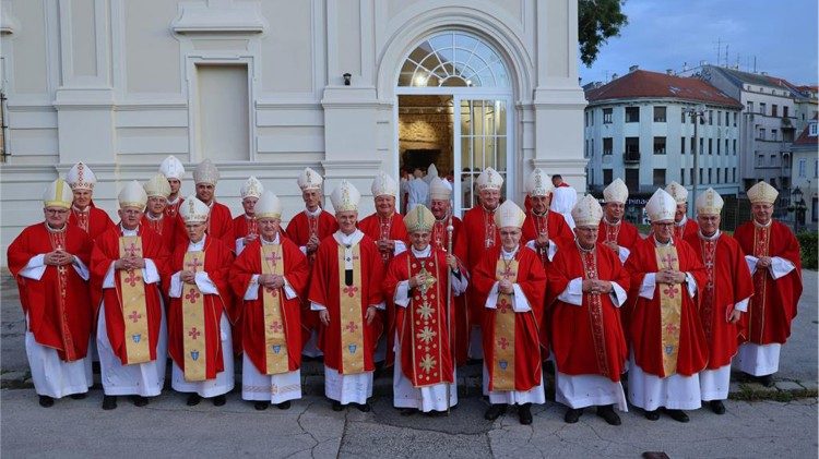 Hrvatski biskupi s apostolskim nuncijem Leopoldom Girellijem (Foto: TUZGN)