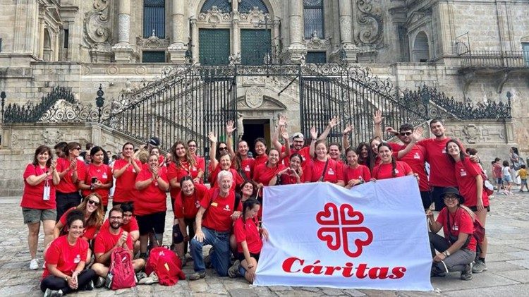 Des jeunes de Caritas Espagne devant la cath&eacute;drale de Saint-Jacques-de-Compostelle