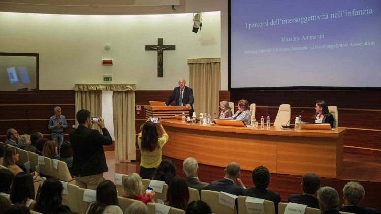 O simp&oacute;sio celebrativo de 50 anos realizado no Audit&oacute;rio Valerio Nobili, em Roma