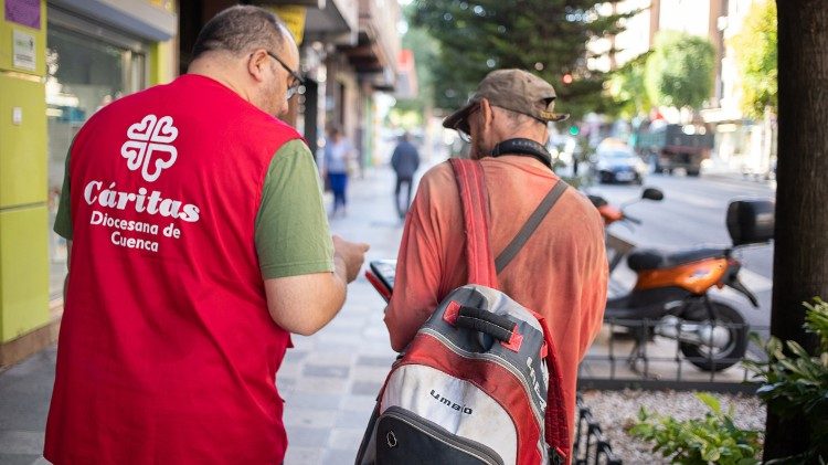 Un op&eacute;rateur de Caritas avec un sans-abri