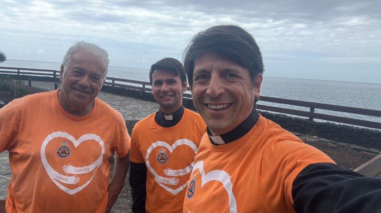 Padre Rivas com alguns volunt&aacute;rios 