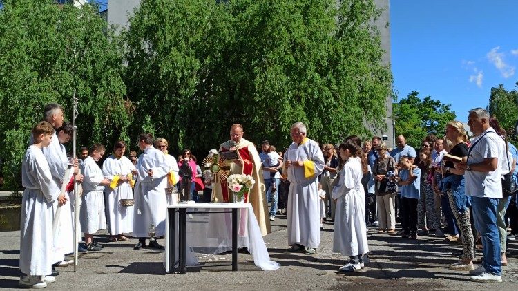 Jedna od postaja na tijelovskoj procesiji u dvorištu Župe sv. Leopolda Mandića Ljubljanica-Voltino u Zagrebu, koju je predvodio izv. prof. dr. sc. Daniel Patafta (Foto: Marko Jerčinović)