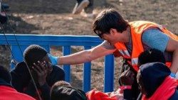 Padre Darwin Rivas ajuda um migrante que chegou à ilha de El Hierro, no arquipélago das Canárias