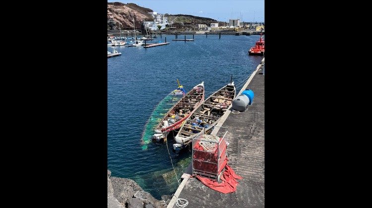 Cayucos, le imbarcazioni dei pescatori africani usate per arrivare alle coste d'Europa