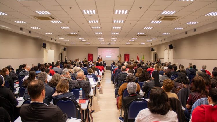 Delegações reunidas no Encontro Nacional da GFASC, em Aparecida (@Grande Família do Sagrado Coração)