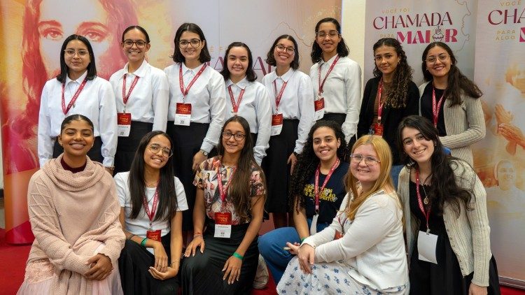 Jovens e religiosas participam das reflex&otilde;es do congresso (@Ap&oacute;stolas do Sagrado Cora&ccedil;&atilde;o de Jesus)