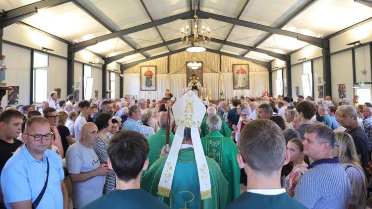 Misno slavlje u privremenom bogoslužnom prostoru u Markuševcu (Foto: TUZGN)