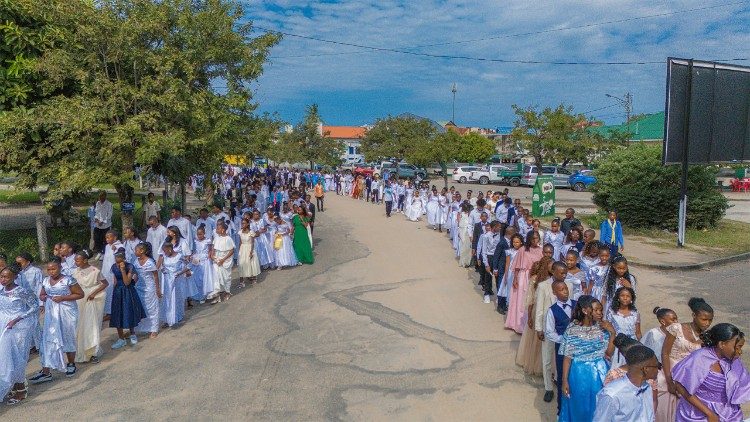 Multid&otilde;es de fi&eacute;is durante a prociss&atilde;o do Corpus Christi na Baira