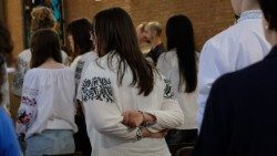Alcuni dei giovani ucraini presenti alla celebrazione nella chiesa di San Giuseppe da Copertino a Roma 