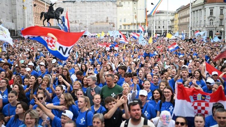 Sudionici 8. Antunovskog hoda mladih na Trgu bana Josipa Jelačića (Foto: EZ Sveti Duh / Luka Pavlić)