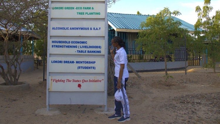 Suor Mbuli accanto al cartello della Lokori Green Initiative
