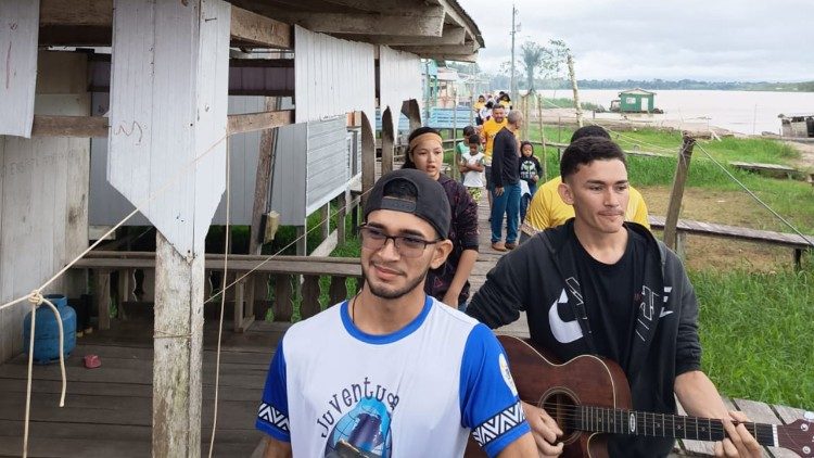 Jovens em miss&atilde;o em comunidade ribeirinha