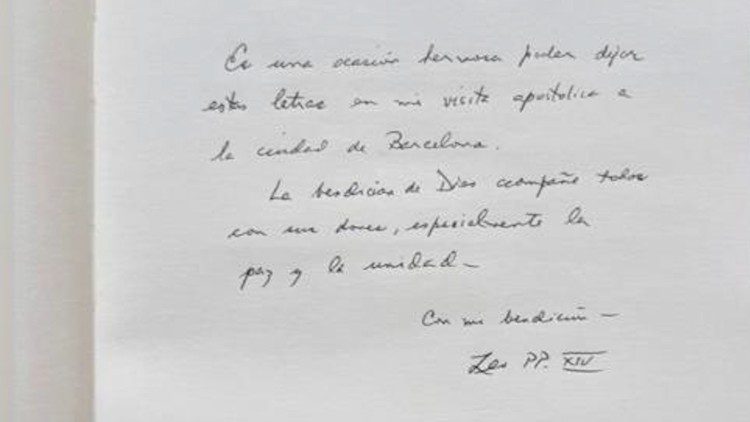 Il messaggio scritto da Leone XIV all'ingresso della cattedrale di Barcellona. 