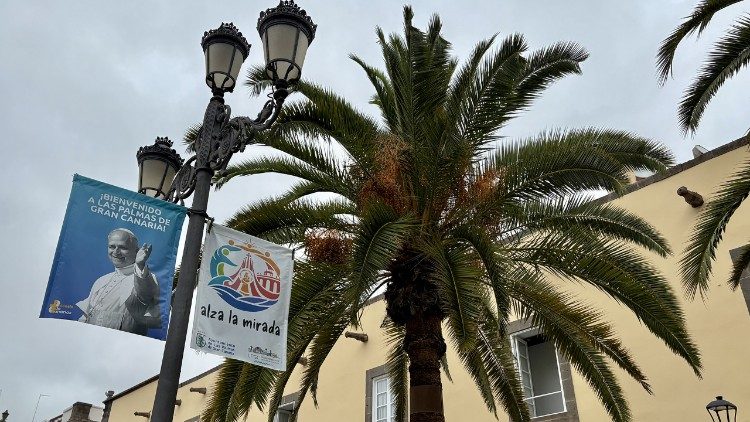 Le strade di Las Palmas de Gran Canaria che danno il "bienvenido" a Papa Leone