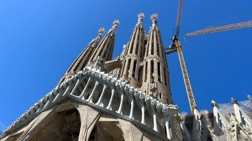 Nevidom&aacute; d&iacute;vka, papež a Sagrada Fam&iacute;lia