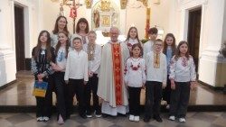 Ірина Назаренко (друга ліворуч у задньому ряду) з вихованцями ліцею "Всесвіт" після Святої Меси