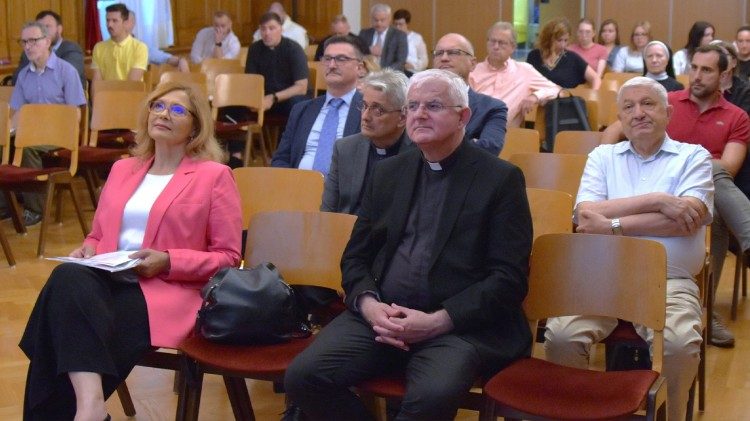 Sudionici znanstvenog skupa "Prošlost Crkve na prostoru Riječke nadbiskupije"  (Foto: Riječka nadbiskupija)