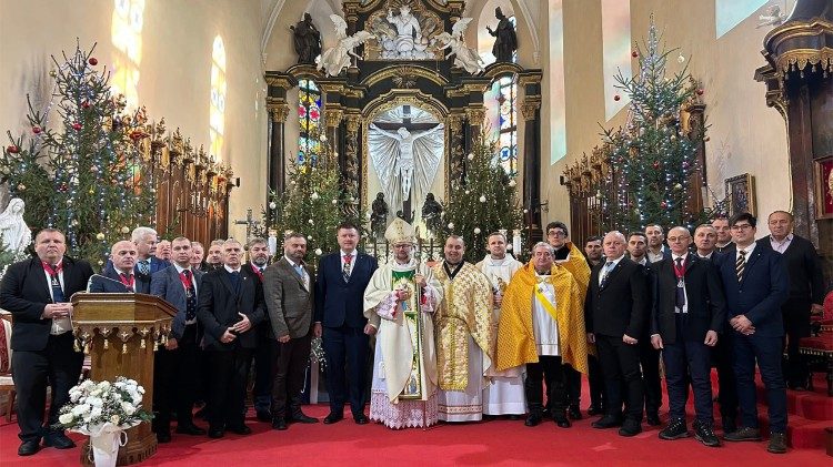 Єпископ Едуард з Лицарями Колумба у Кам'янець-Подільській катедрі (@Кам'янець-Подільська дієцезія)