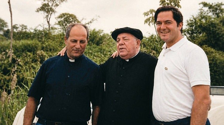 Pe. Nazareno Lanciotti (esquerda), junto ao Padre Stefano Gobbi (centro) e Ot&aacute;vio Piva (direita)