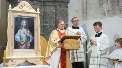 Поруч із митрополитом Мечиславом Мокшицьким – ікона, яка товаришує відзначенню Року Пресвятого Серця Ісуса (@Львівська архидієцезія)