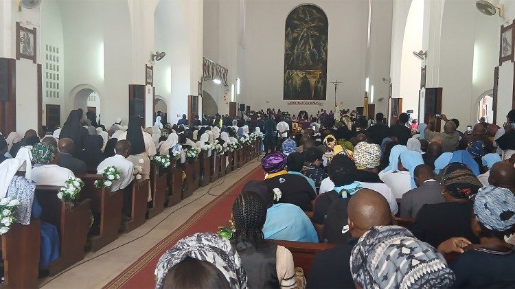 Fi&eacute;is na celebra&ccedil;&atilde;o eucar&iacute;stica, em mem&oacute;ria de Dom Os&oacute;rio, que foi a enterrar em Nampula