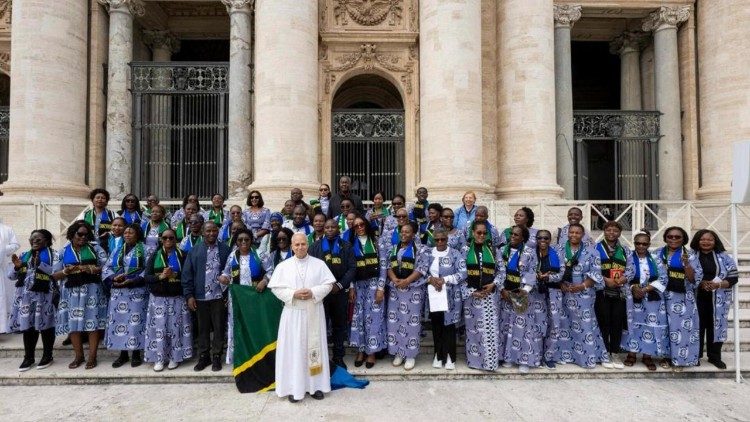 Papa Leo XIV akiwa na Mahujaji wa WAWATA kutoka Tanzania