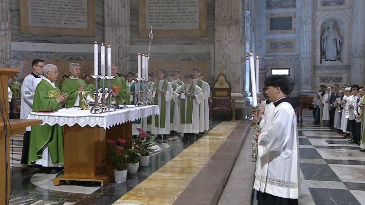 Il cardinale Lazzaro You presiede la Messa per la Pace tra Corea del Sud e Corea del Nord, nella Basilica di san Paolo Fuori le Mura, a Roma.. 