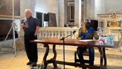Don Lucio Malanca e Filomeno Lopes durante la serata del 12 giugno dedicata a San Davino e un altro "punto di vista", nella chiesa di San Alessandro maggiore in Lucca