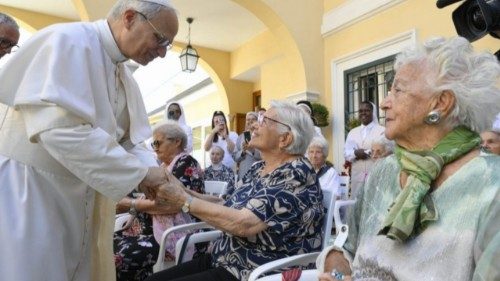 Papež seniorům: Nebojte se křehkosti, modlete se za pokoj ve světě