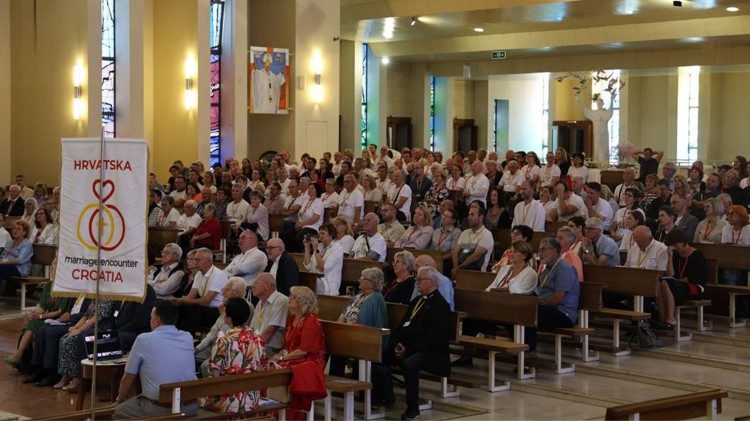 Bračni parovi na proslavi 50. obljetnice Hrvatske zajednice bračnih susreta (Foto: Župa Svetoga Križa Zagreb-Siget-Trnsko)