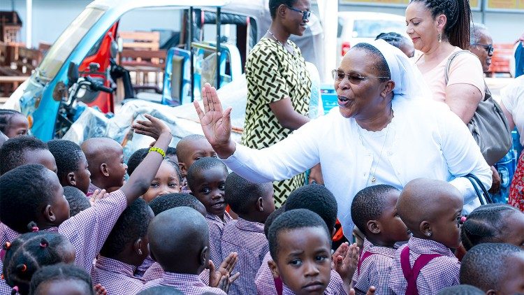 Wakati wa kutembelea mipango ya masista katika vitengo tofauti hata elimu