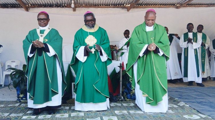 D. Inácio Saúre, D. Fancisco Chimoio e D. Adriano Langa, Missa no Santuário do Sagrado Coração de Jesus de Rapale