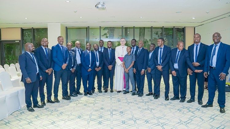 Balozi wa Vatican nchini Tanzania akiwa katikati ya Wanakwaya wa kiume
