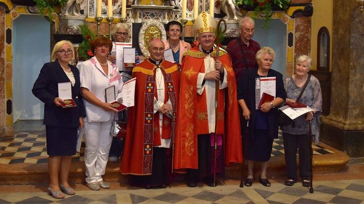 Nuncij Girelli i nadbiskup Uzinić s dobitnicima Medalja zahvalnosti sv. Vida (Foto: Riječka nadbiskupija)