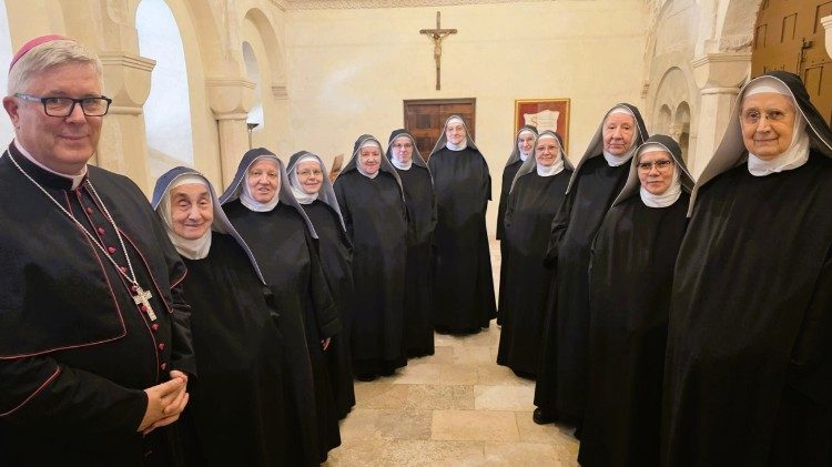 Zadarske koludrice s nadbiskupom Milanom Zgrablićem (Foto: Ines Grbić)