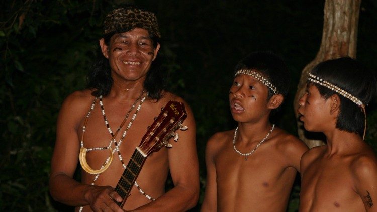 Paj&eacute; regente do coral com cantores guaranis. (Foto: Paulo Leal)