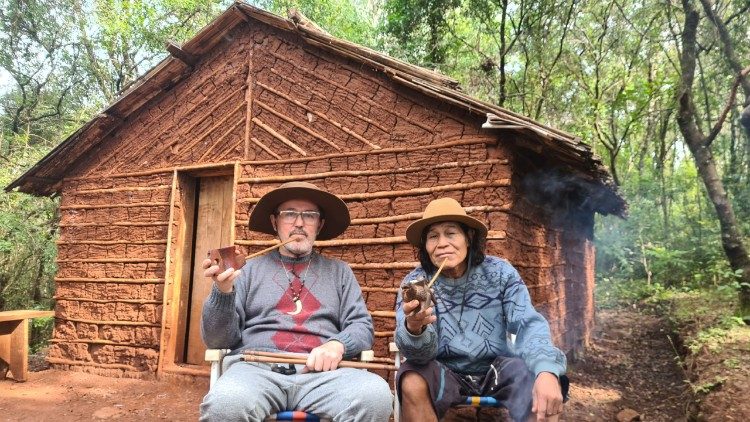Momentos de interculturalidade: Paulo Leal e paj&eacute; Floriano com Petyngu&aacute;. Linha Para&iacute;so. (Foto: Irene Kulakowski)